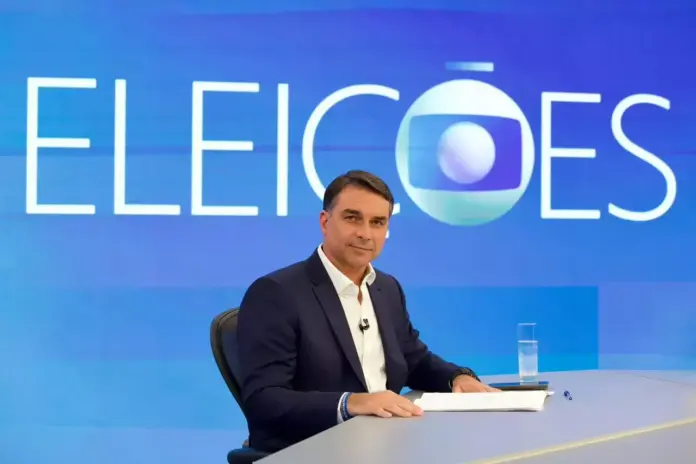 Flávio Bolsonaro durante sabatina eleitoral na TV Globo