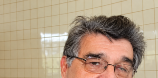 Morre em Ponta Porã o jornalista João Natalício de Oliveira, referência da imprensa na fronteira Retrato do jornalista João Natalício de Oliveira, de Ponta Porã, com óculos e camisa azul xadrez; imagem aprimorada digitalmente