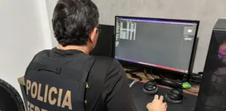 Imagem da Polícia Federal sobre a Operação Backbone, que investiga controle ilegal de internet por facção criminosa no Rio de Janeiro