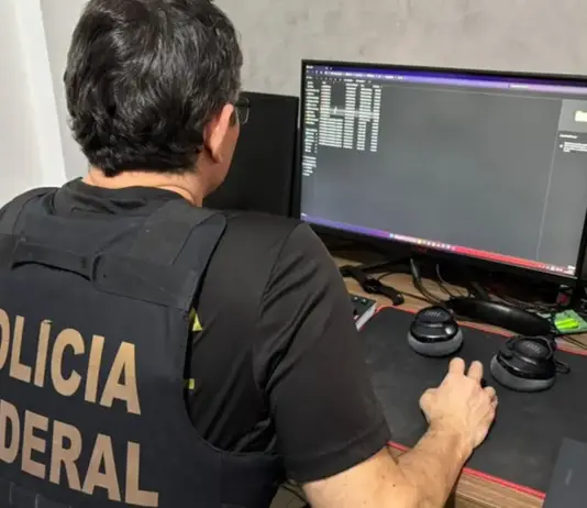 Imagem da Polícia Federal sobre a Operação Backbone, que investiga controle ilegal de internet por facção criminosa no Rio de Janeiro