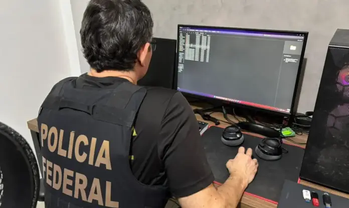 Imagem da Polícia Federal sobre a Operação Backbone, que investiga controle ilegal de internet por facção criminosa no Rio de Janeiro